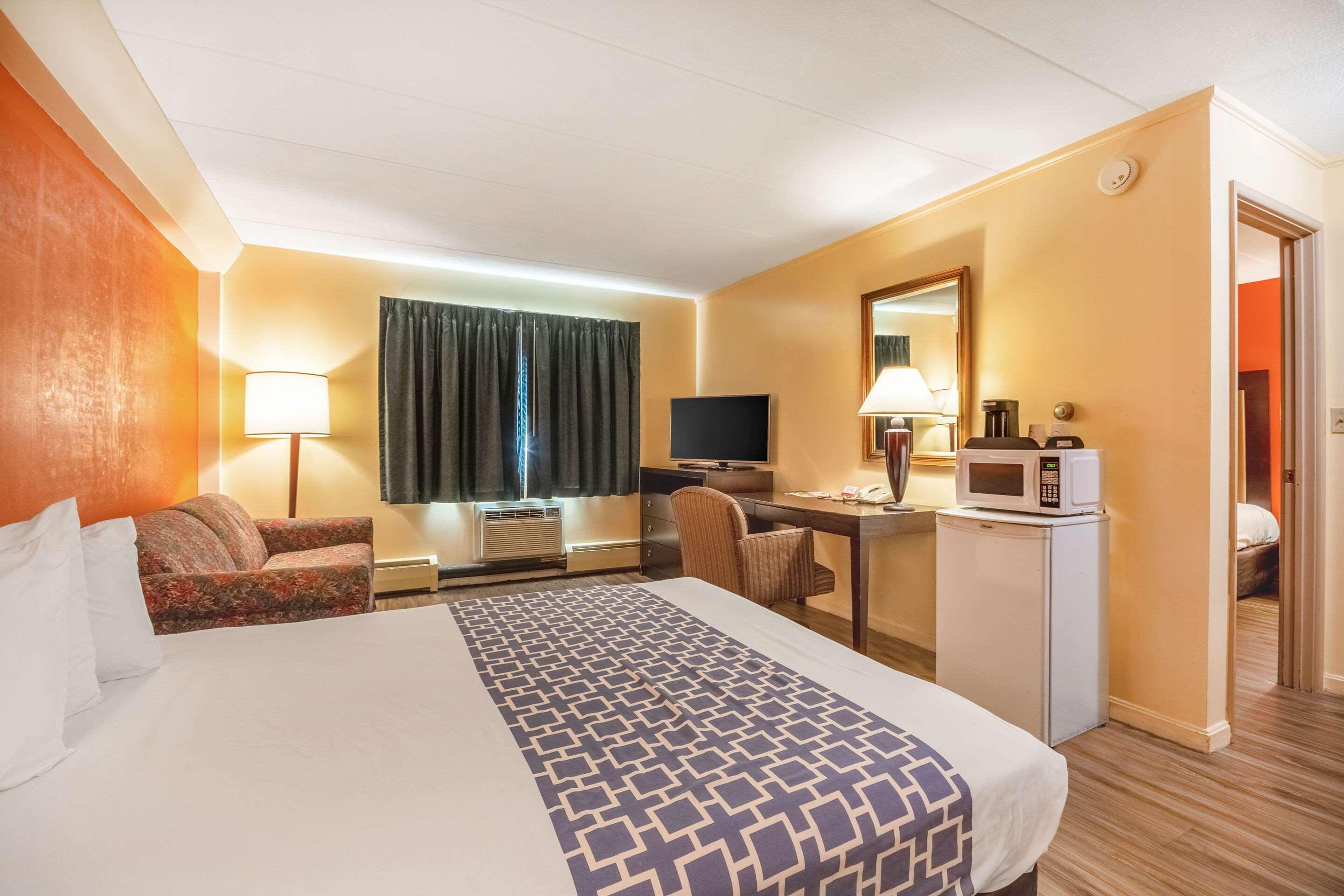 Econo Lodge Inn & Suites Airport Windsor Locks Extérieur photo