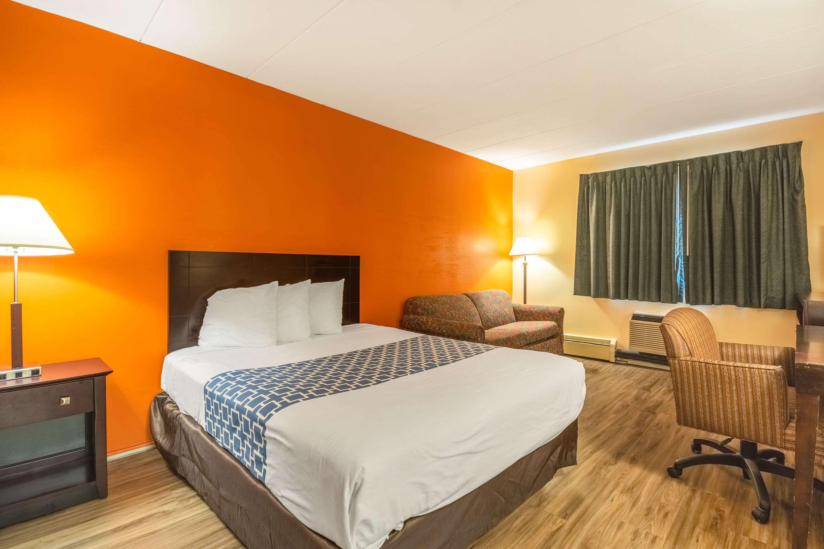 Econo Lodge Inn & Suites Airport Windsor Locks Extérieur photo