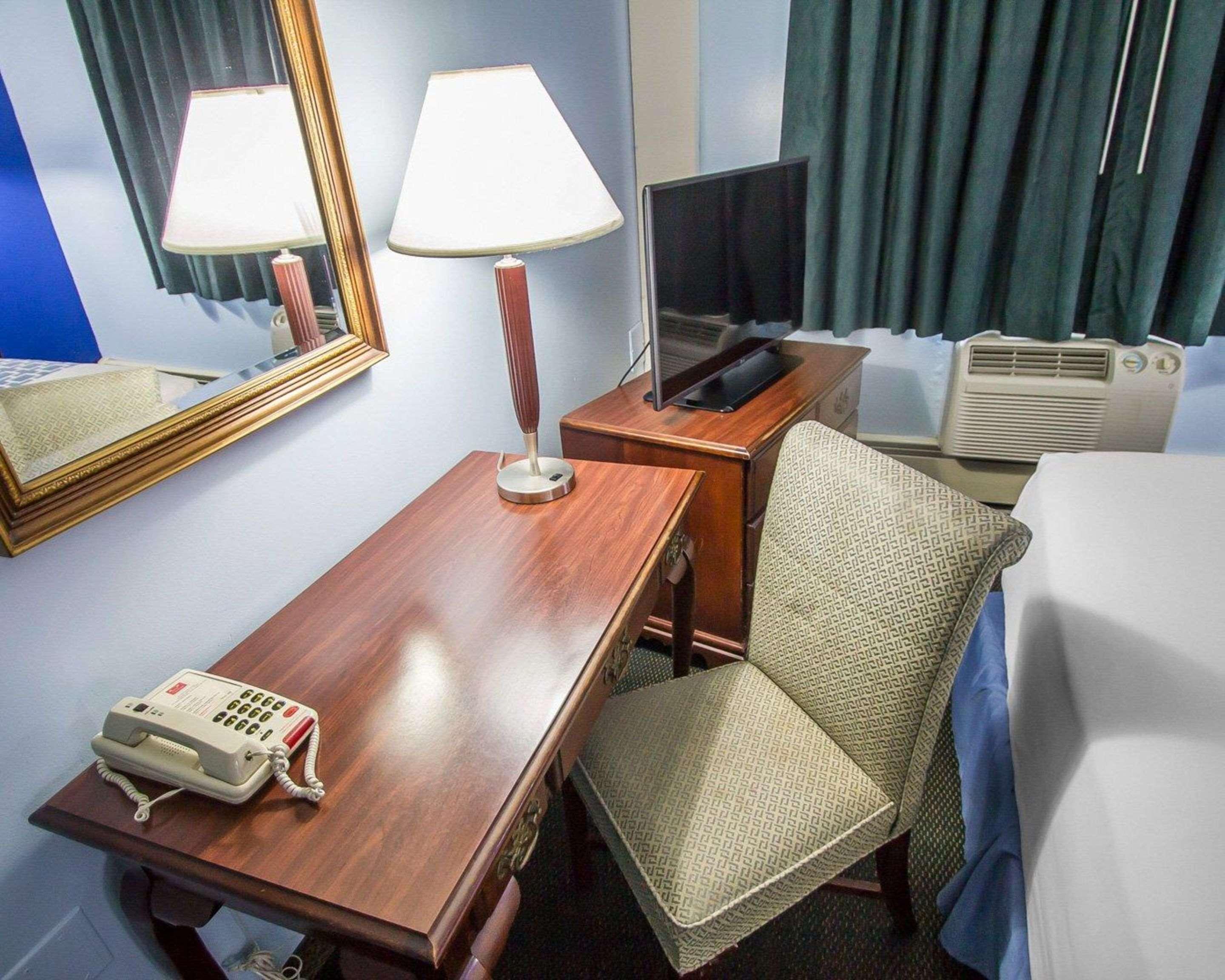 Econo Lodge Inn & Suites Airport Windsor Locks Extérieur photo