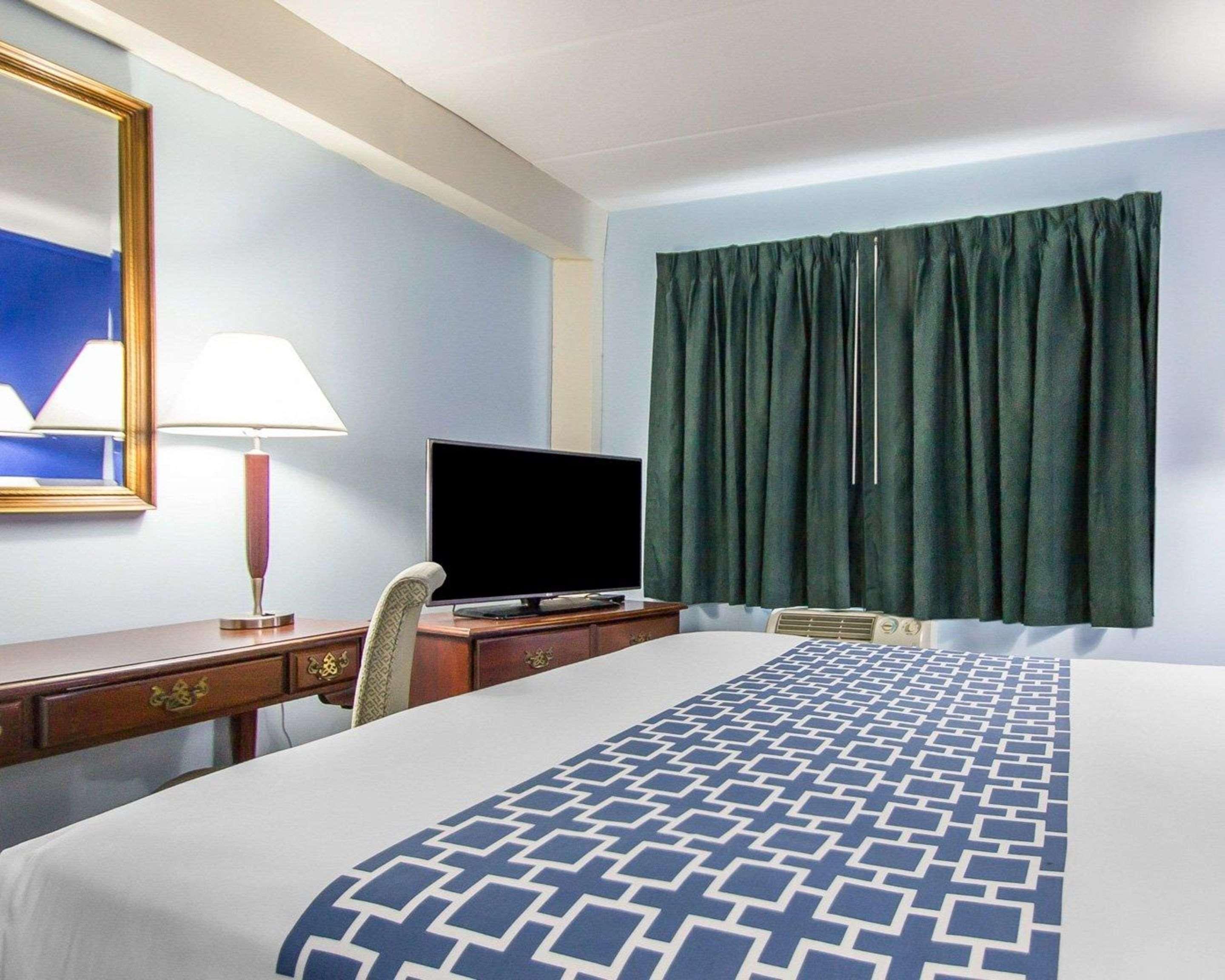 Econo Lodge Inn & Suites Airport Windsor Locks Extérieur photo