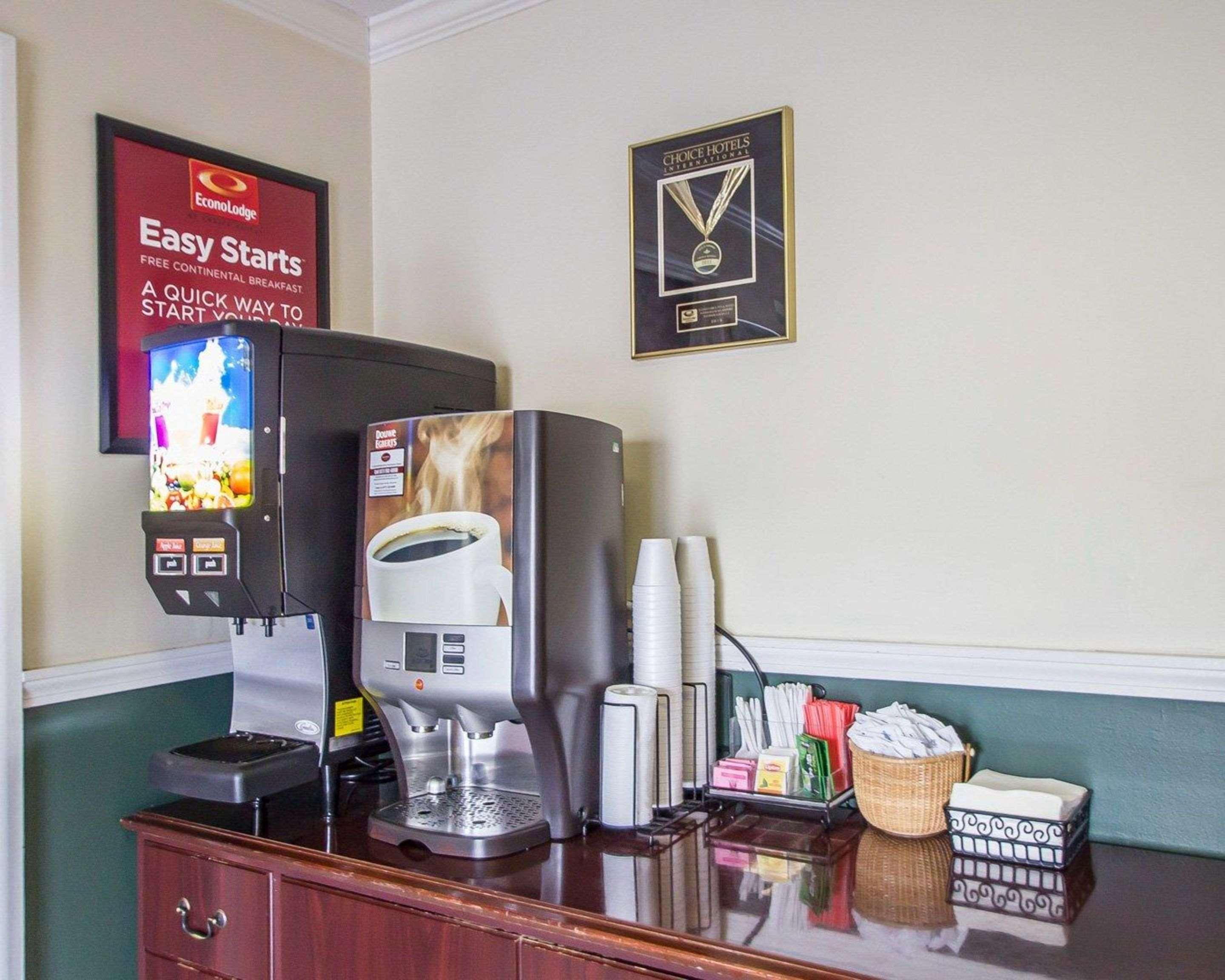 Econo Lodge Inn & Suites Airport Windsor Locks Extérieur photo