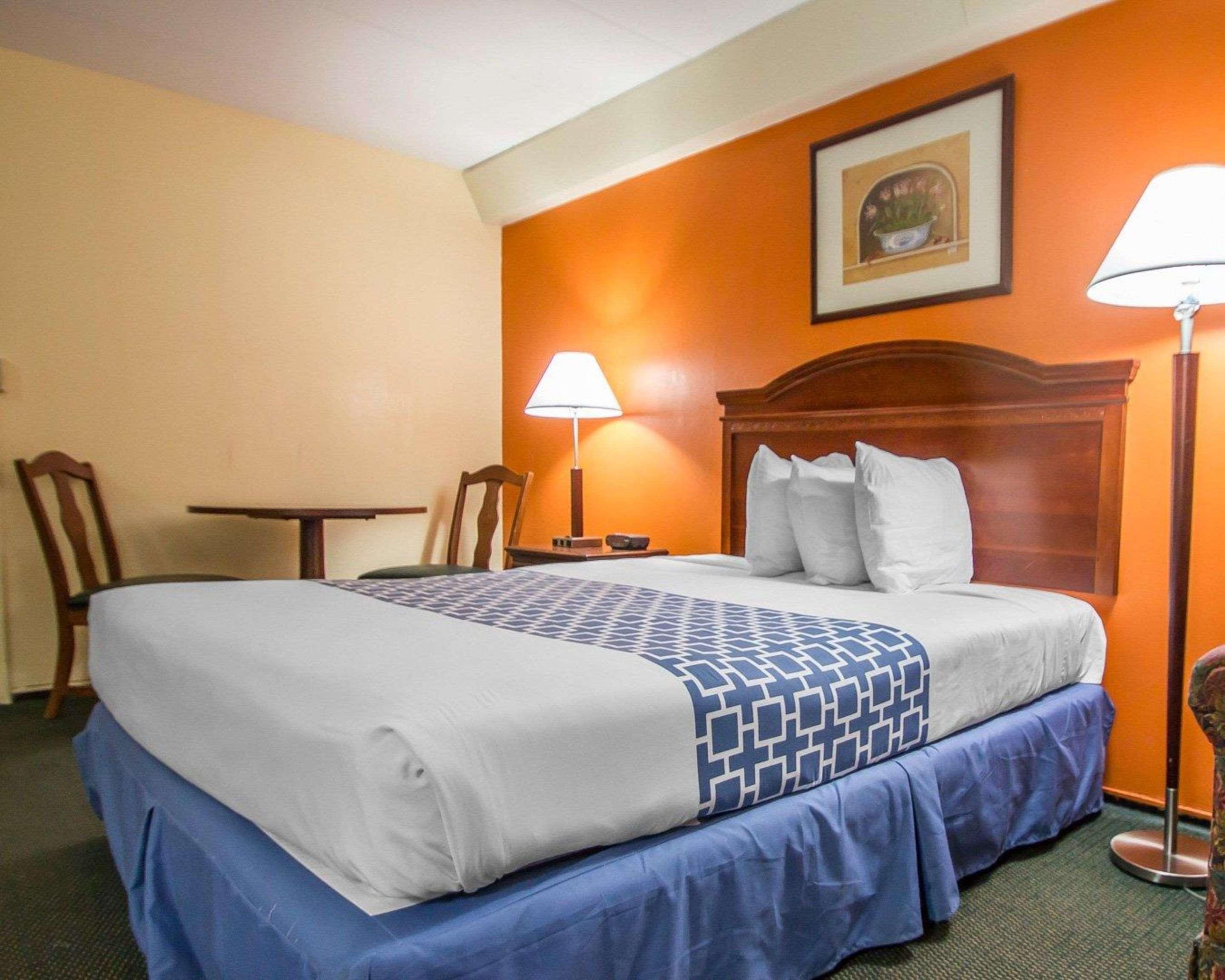 Econo Lodge Inn & Suites Airport Windsor Locks Extérieur photo