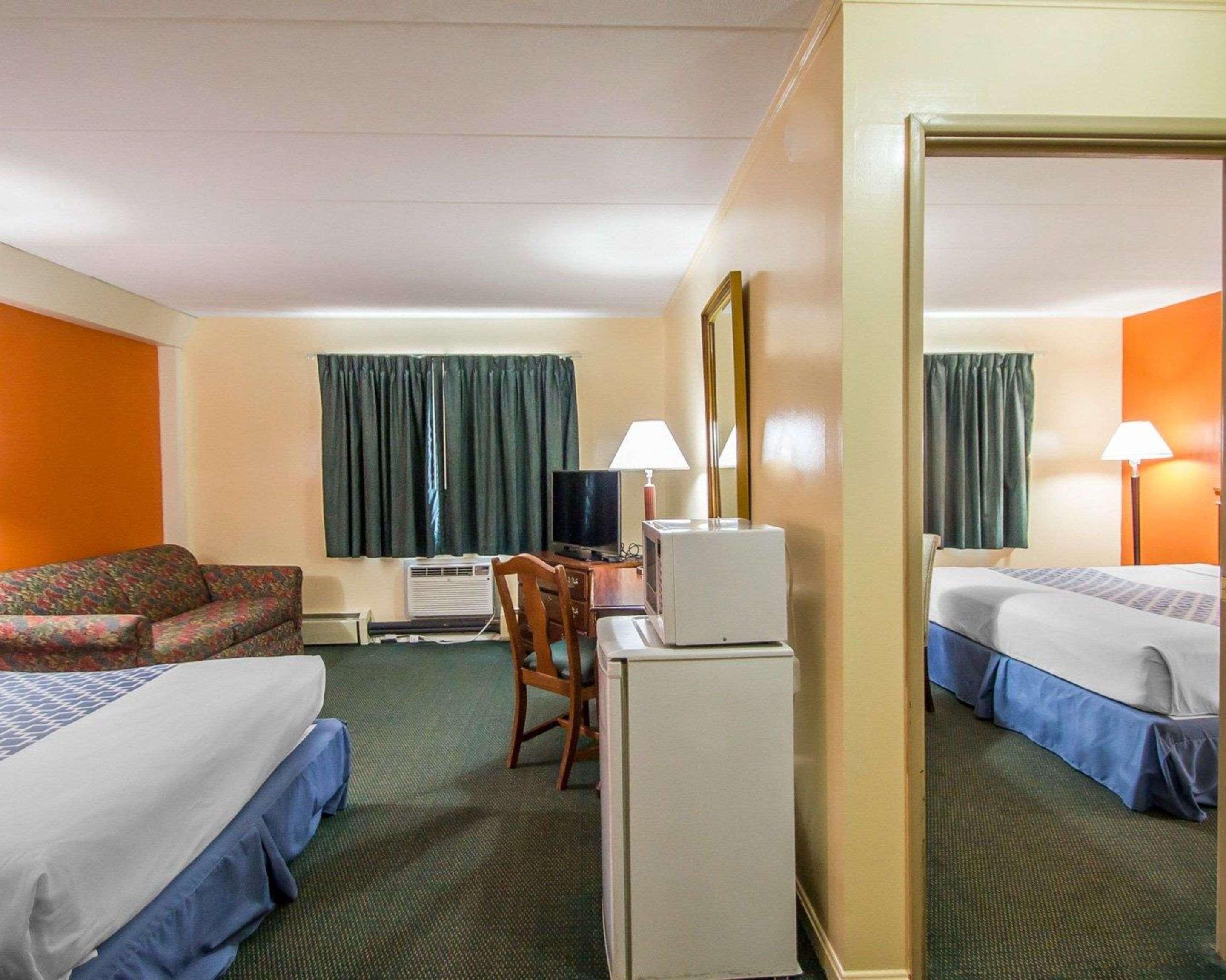 Econo Lodge Inn & Suites Airport Windsor Locks Extérieur photo