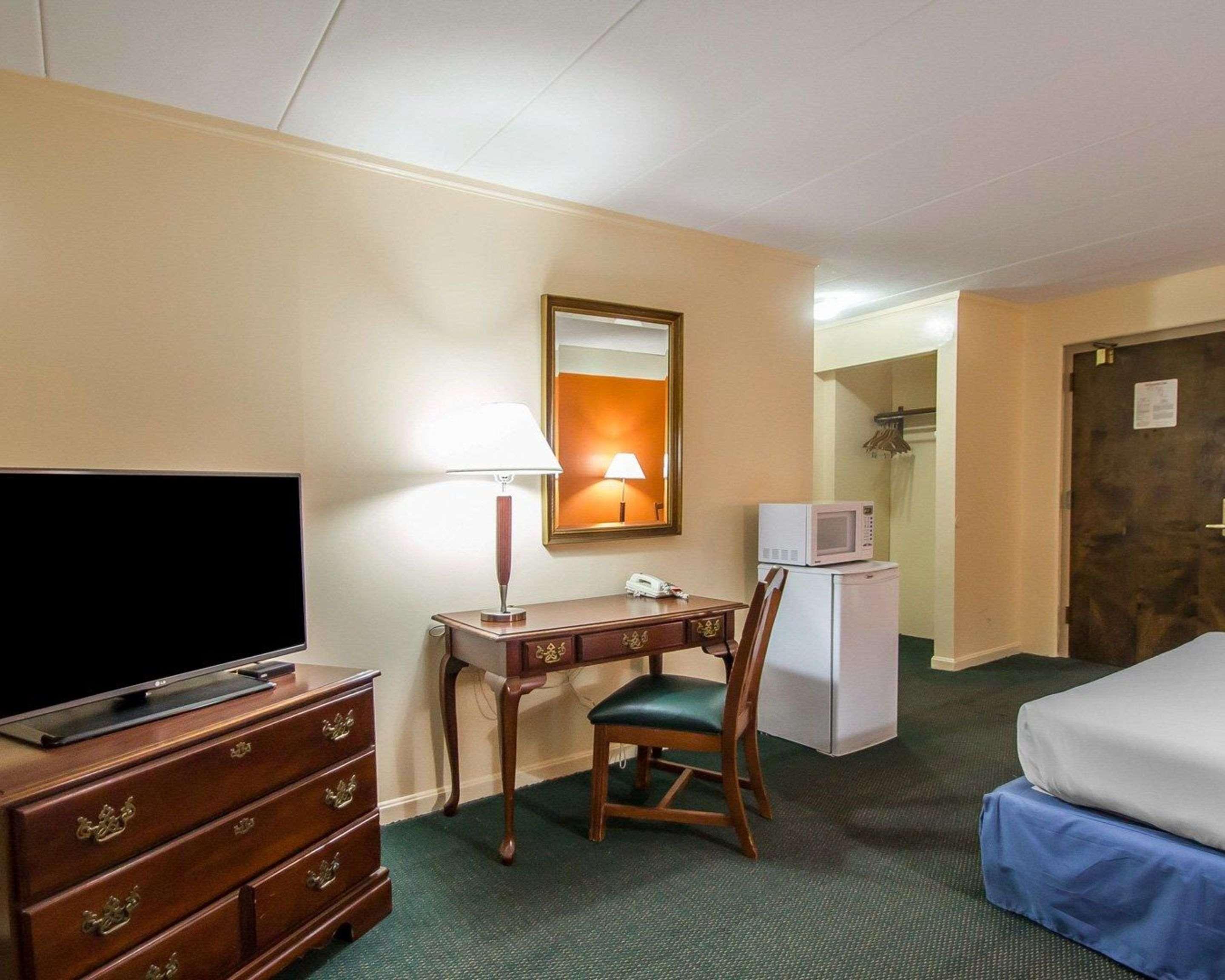 Econo Lodge Inn & Suites Airport Windsor Locks Extérieur photo