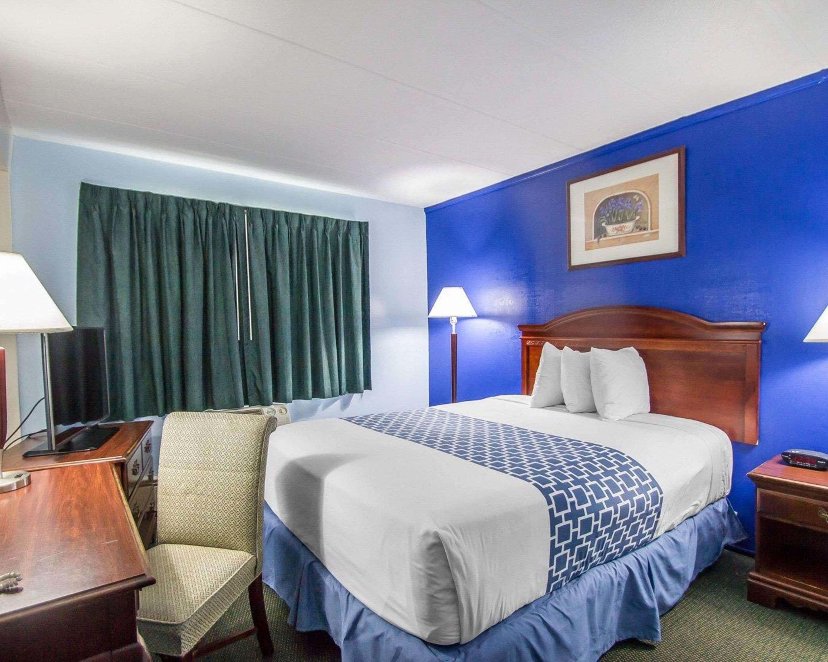 Econo Lodge Inn & Suites Airport Windsor Locks Extérieur photo
