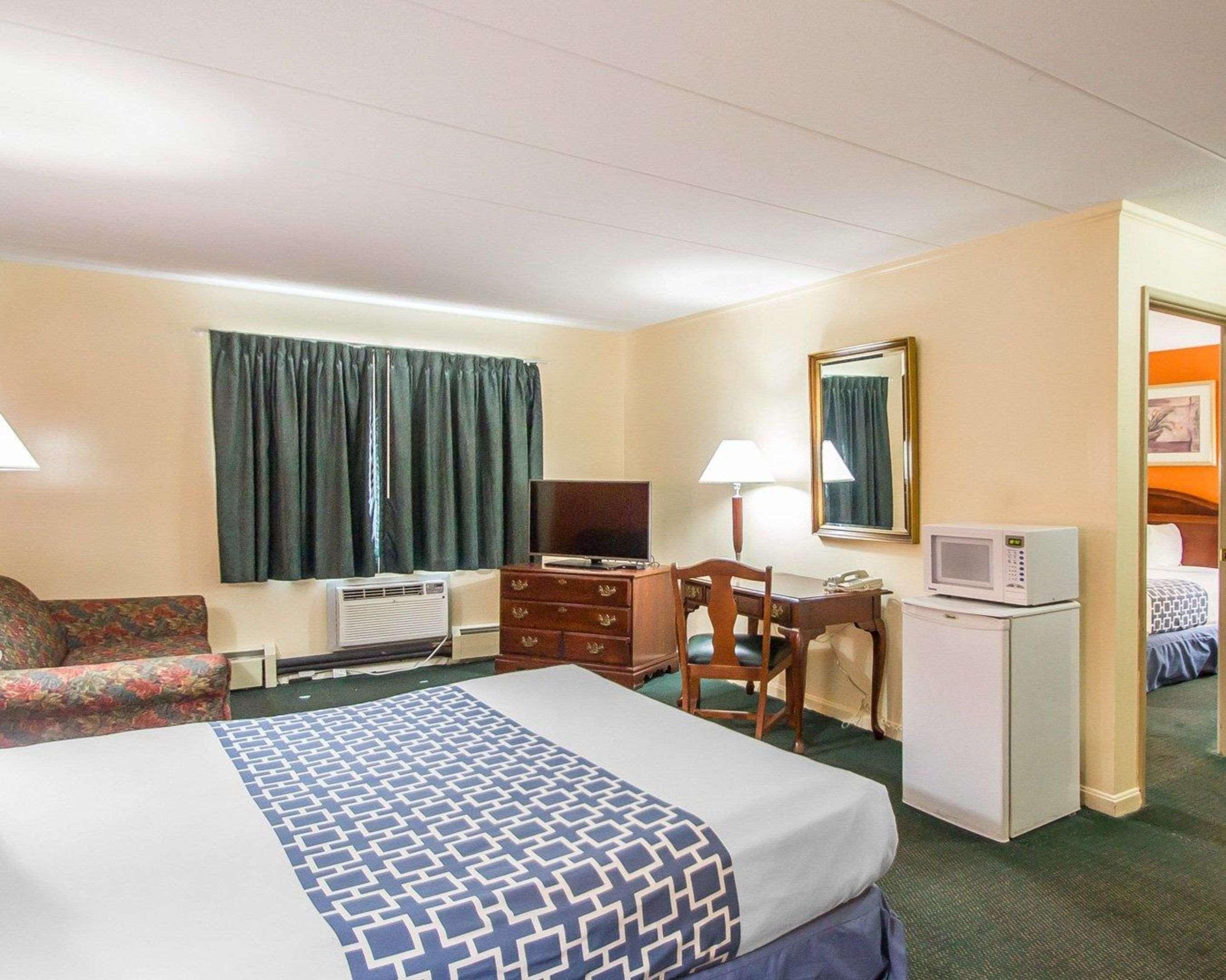 Econo Lodge Inn & Suites Airport Windsor Locks Extérieur photo